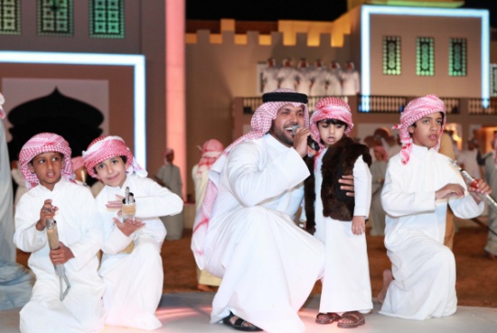 العامري يزيد من حماس الجمهور والأطفال في "الميدان"